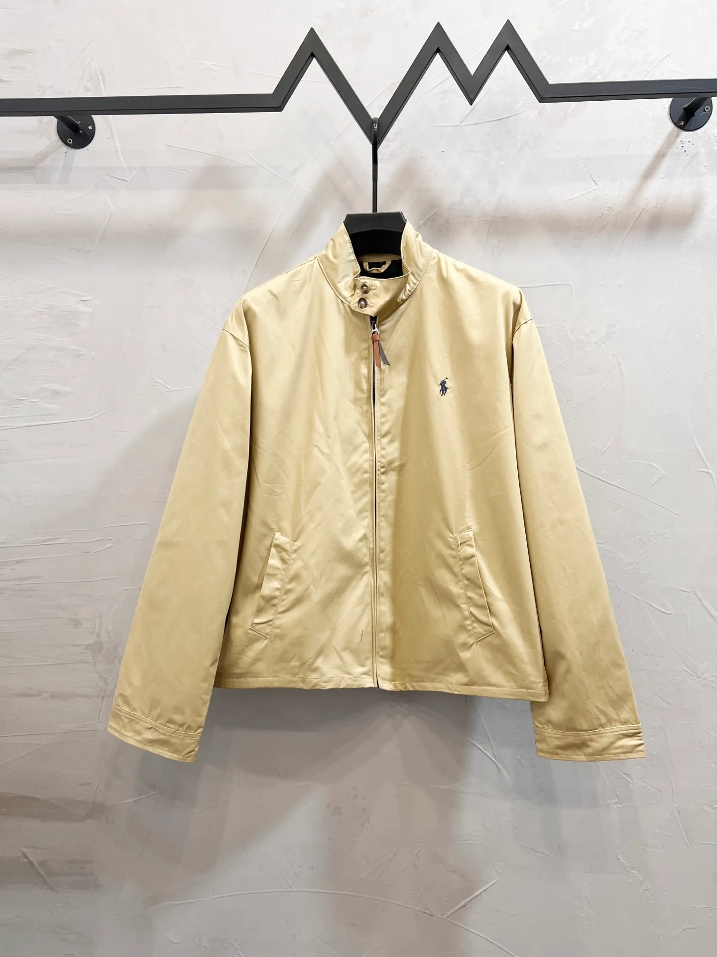 P270 model number: YC22 -Ralph Lauren/Ralph Lauren classic men's and women's old cadre zipper stand collar jacket - the same style as Yi Mengling. Recommended by many fashion bloggers, the Harrington jacket's lapel zipper windproof design perfectly blends casual style with street trend elements, making it very suitable for neutral wear. The fabric texture of the jacket is excellent and comfortable to wear. It is a very versatile and trendy jacket. Original development, 100% pure cotton fabric, exquisite embroidery, evergreen style for all seasons, feel free to buy it, retro will never go out of style!  Color: Khaki Size: M-XL